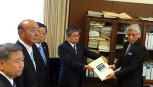 推薦書原案提出の様子(写真)